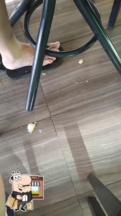 Veja a área externa do Subway