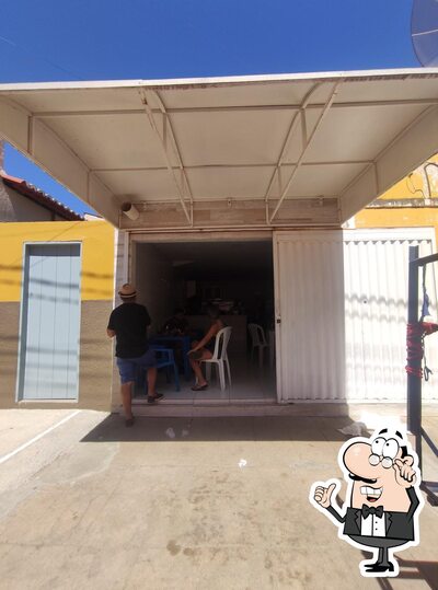 Sente em uma das mesas no Bar dos amigos, organização Nita