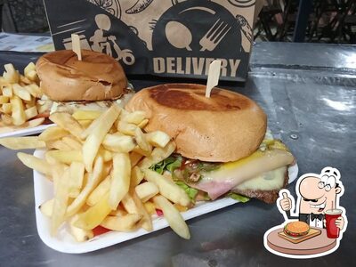 Delicie-se com um hambúrguer no Maracaibo lanches