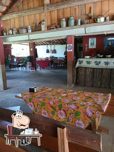 Sente em uma das mesas no Pesqueiro Do Tarcisio