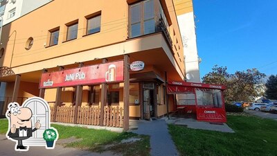 Jetez un coup d’œil à quoi ressemble JuNi pub à l'extérieur