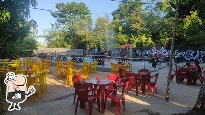 Sente em uma das mesas no Sabor caseiro
