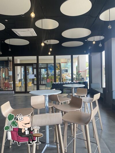 Installez-vous à l'une des tables de Campus Hub