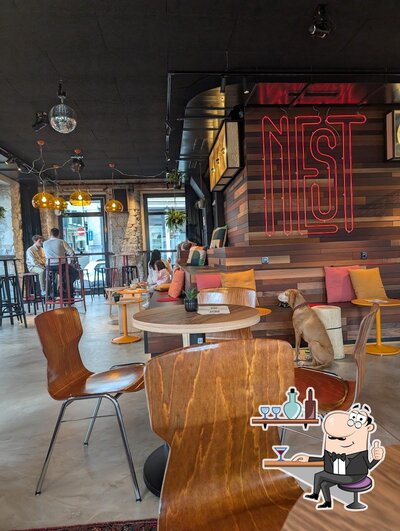 Gli interni di NEST Café • Lokal • Bar