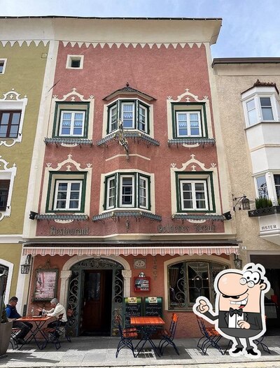 Siediti a un tavolo di Goldenes Kreuz Hotel