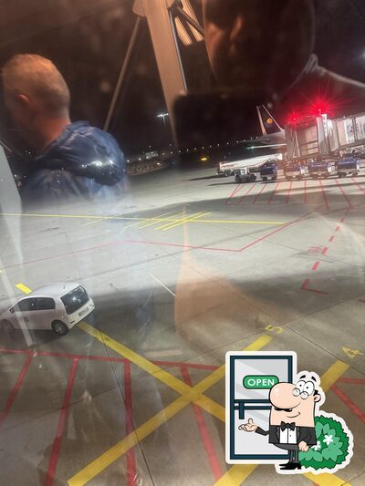 Profitez de la vue de l'espace ouvert de Mövenpick Café Terminal C