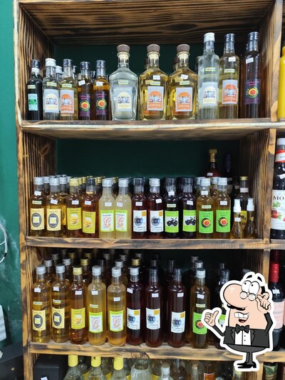 Sente em uma das mesas no Casa da cachaça Lumiar