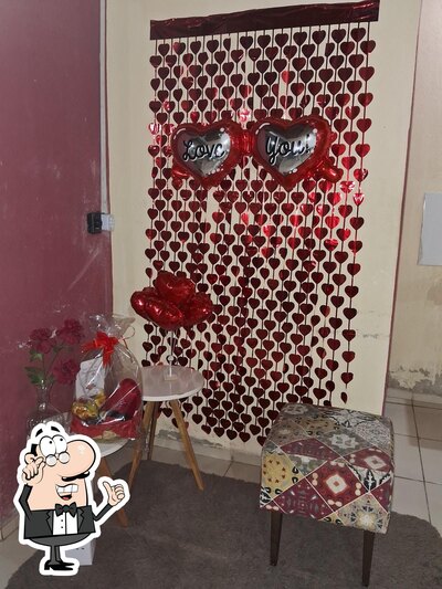 Sente em uma das mesas no Berguim Restaurante e Petiscaria