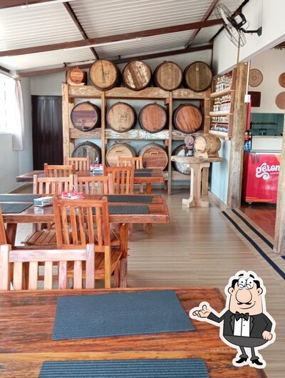 Sente em uma das mesas no Restaurante Recanto Ipê Amarelo