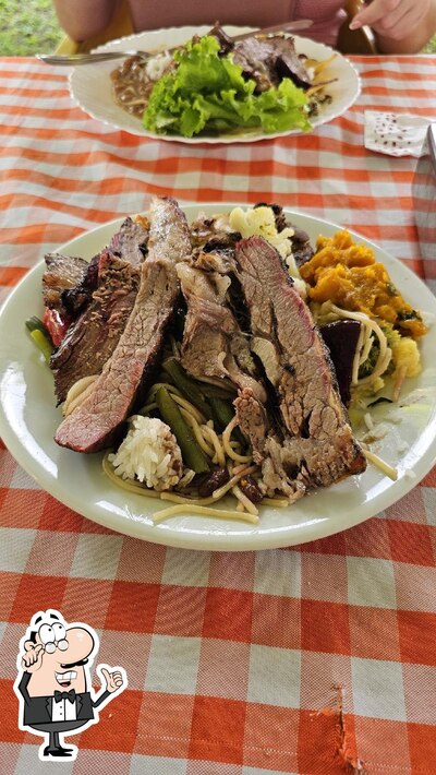 Sente em uma das mesas no Restaurante e Conveniência Recanto da Onça