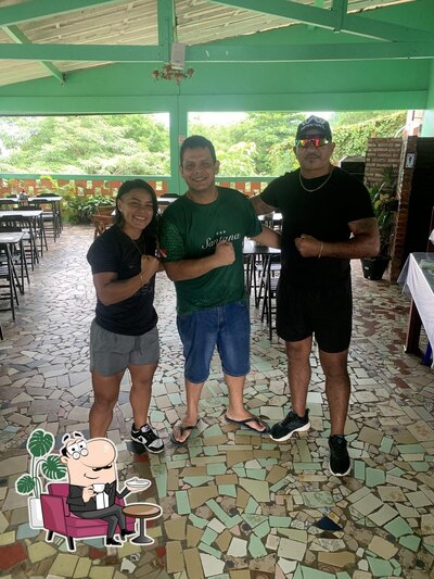 Sente em uma das mesas no Santana Bar e Restaurante