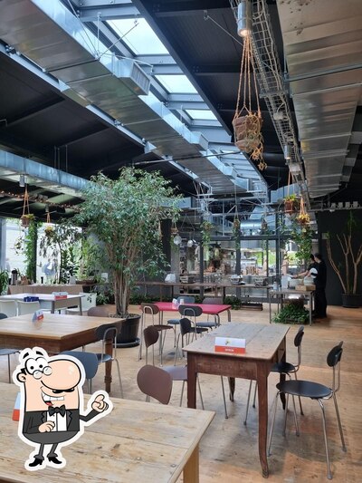 Siediti a un tavolo di La Serra - Greenhouse